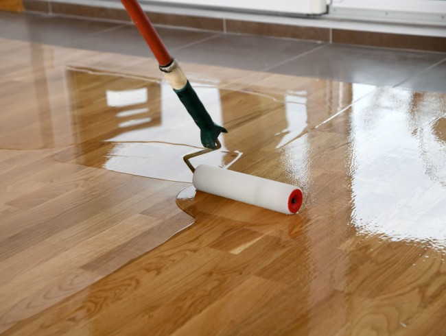 Holzboden beschichten © Shutterstock